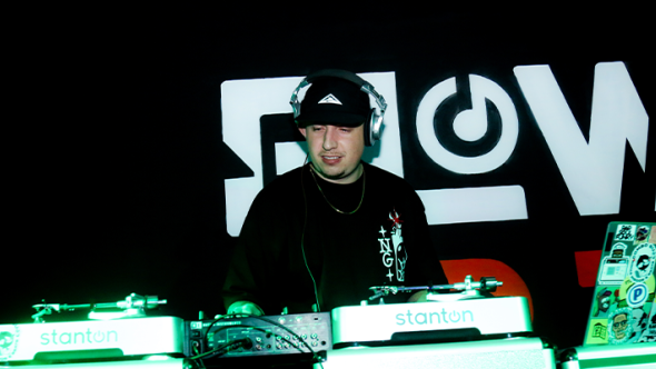 DJ ADJ apresenta discotecagem com ritmos urbanos em Taubaté