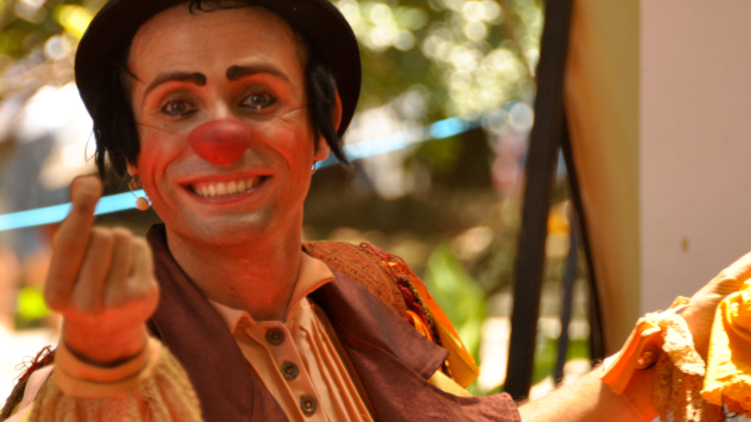 Espetáculo "Cavaco e sua Pulga" encanta o público com circo e humor