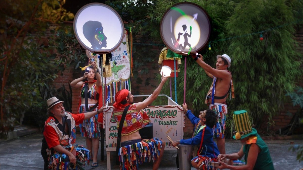 Teatro de Sombras - Bloco do Papagaio de Taubaté conta Macunaíma