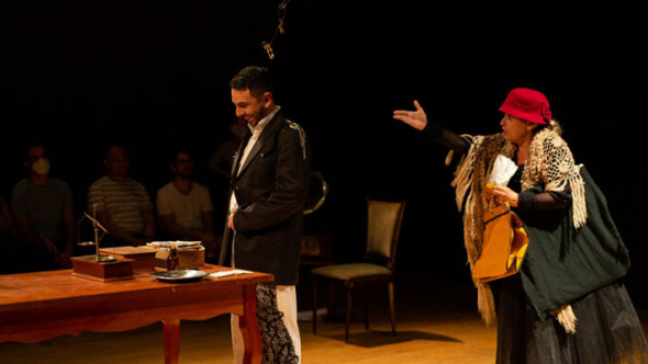 Espetáculo Teatral A Dócil
