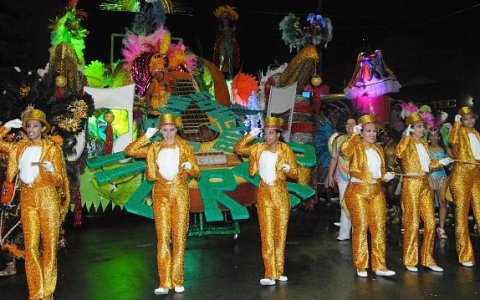 Desfile do Império e Boêmios do Morro.