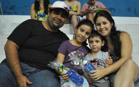 Foliões comemoram o carnaval na avenida do povo