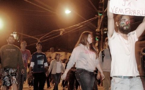 Novo ato leva jovens as ruas da cidade