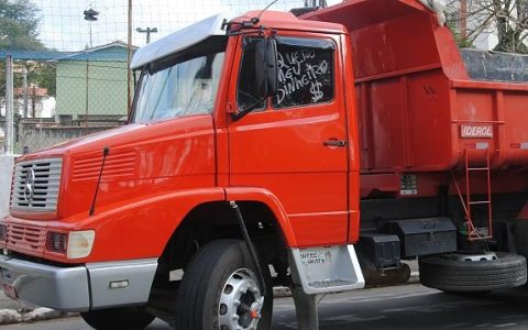 Caminhoneiros fazem protesto por falta de pagamentos