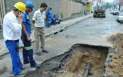 Obra da Sabesp interdita Rua Barão da Pedra Negra 