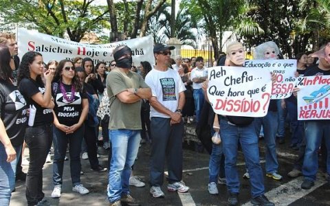 Dia do Professor é lembrado com manifestação em Taubaté