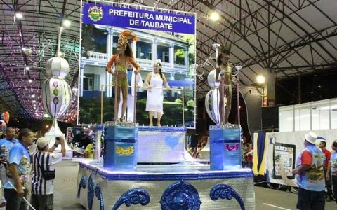 Bonfim abre desfiles de domingo com homenagem