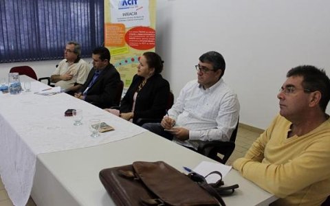 Mesa redonda sobre economia na ACIT 