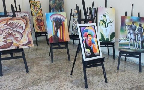 Haitiano expõe obras na Câmara de Taubaté