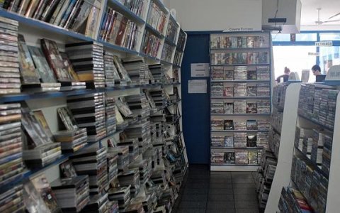 Locadoras sobrevivem em meio a crescente de downloads e aplicativos