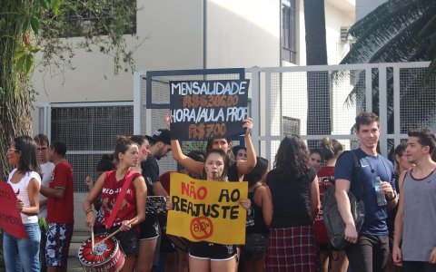 Manifesto dos estudantes contra o aumento da mensalidade - Unitau