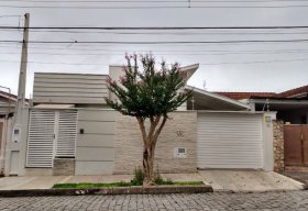 Foto Casa com 2 dormitórios à venda, 200 m² por R$ 610.000 - Centro - Pindamonhangaba/SP