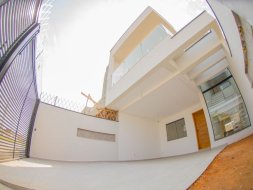 Sobrado com 3 dormitórios à venda, 178 m² por R$ 530.000 - Piracangaguá (Chácara Flórida) - Taubaté/SP