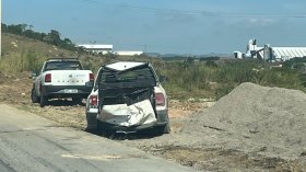 Caminhão tomba sobre caminhonete em Taubaté