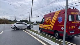 Caminhão desgovernado invade residência e carro colide com poste em Quiririm