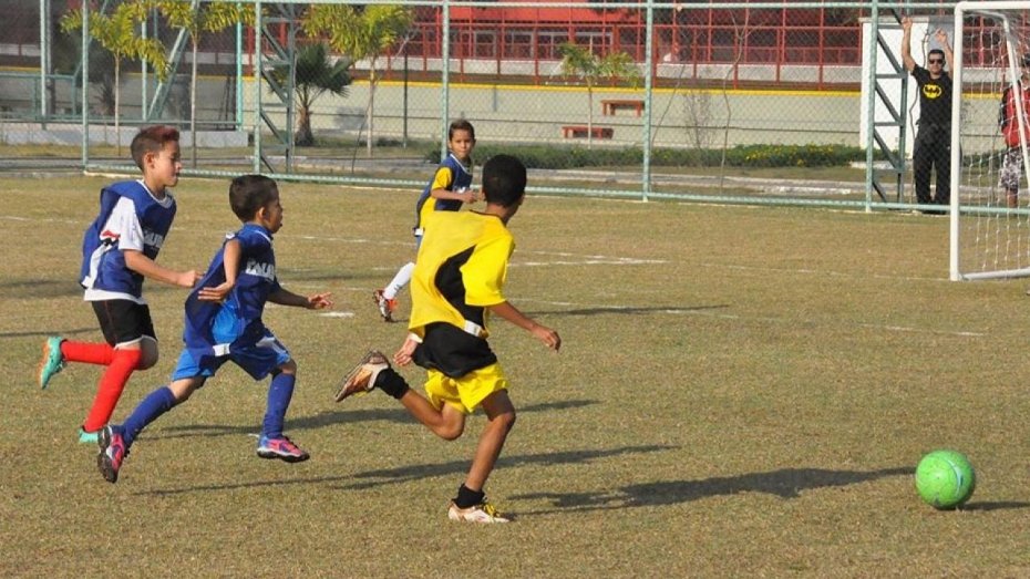 Projeto de futebol de campo em Taubaté tem vagas para crianças e adolescentes