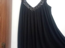 Vestido de festa com lantejoulas na gola