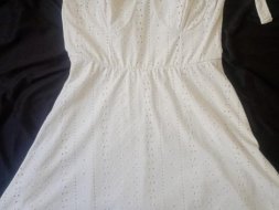 Lindo vestido de alças de laço furadinho