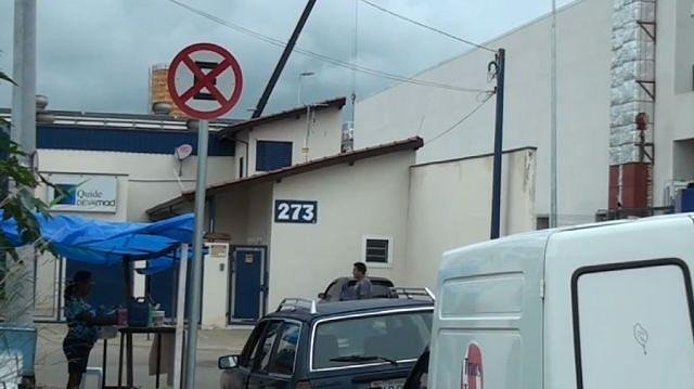 Motoristas são multados por estacionar em local proibido