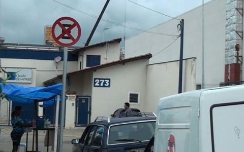 Motoristas são multados por estacionar em local proibido