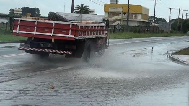 Chuva intensa causa alagamentos e enchentes pela cidade