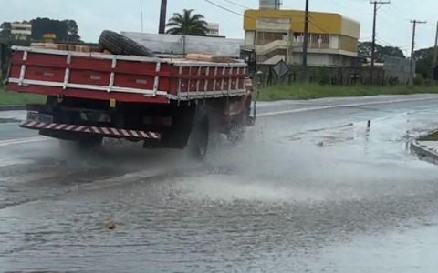 Chuva intensa causa alagamentos e enchentes pela cidade