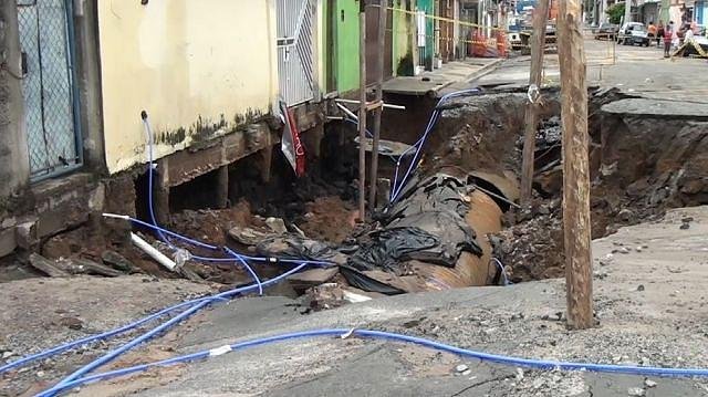 Cratera coloca famílias em risco
