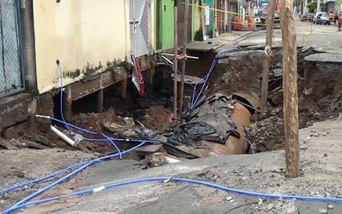 Cratera coloca famílias em risco