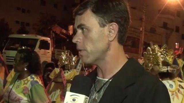Chuva atrapalha inicio do desfile da Império e Boêmios do Morro