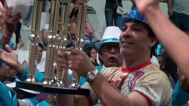 Festa das campeãs emociona avenida