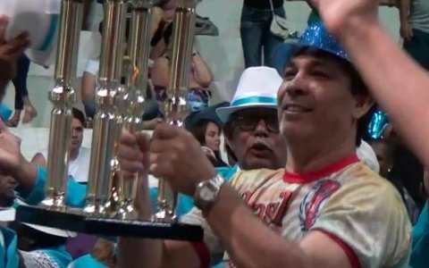 Festa das campeãs emociona avenida