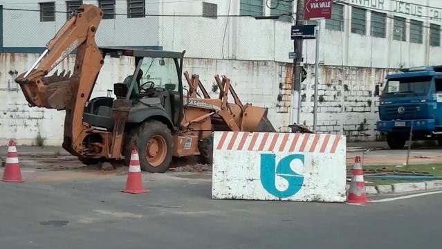 Sabesp faz obra e interdita avenida