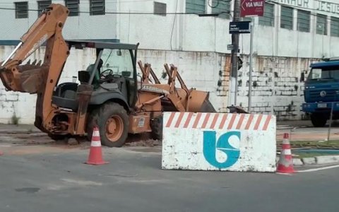 Sabesp faz obra e interdita avenida
