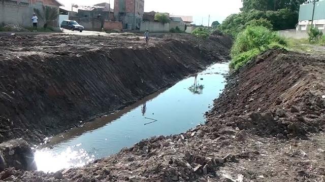 Córrego no Hércules Marçon recebe limpeza
