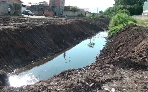 Córrego no Hércules Marçon recebe limpeza