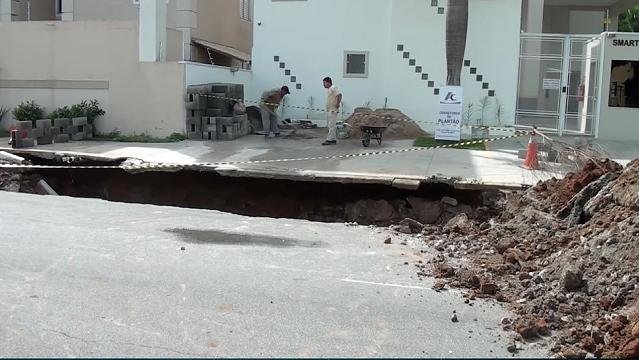 Cratera volta a interditar rua no Jardim Santa Clara