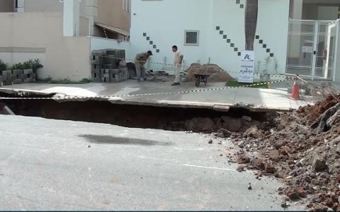 Cratera volta a interditar rua no Jardim Santa Clara