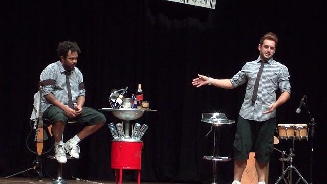 Peça de Marcelo Marrom e Rodrigo Capella reabre teatro com muito humor