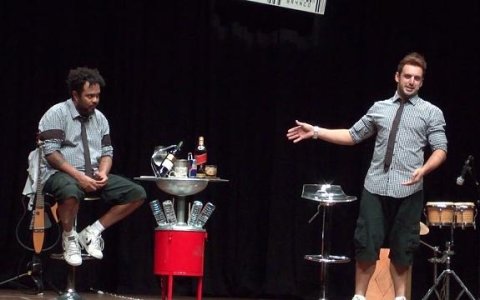 Peça de Marcelo Marrom e Rodrigo Capella reabre teatro com muito humor