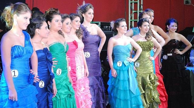 Primeira noite de festa tem apresentação musical e escolha da rainha