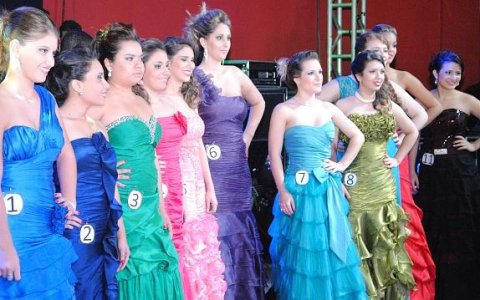 Primeira noite de festa tem apresentação musical e escolha da rainha