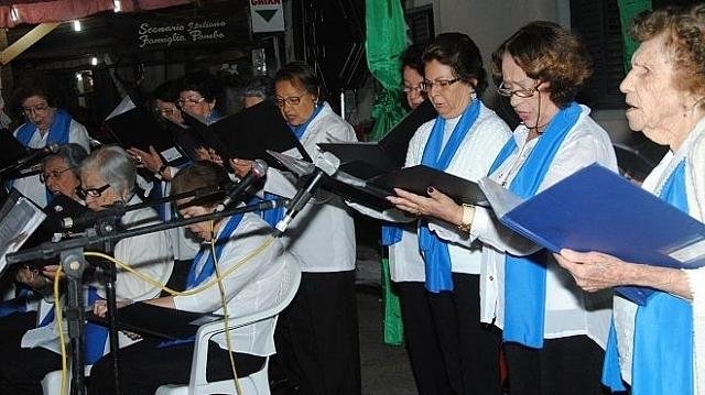 Coral da Terceira idade anima noite italiana