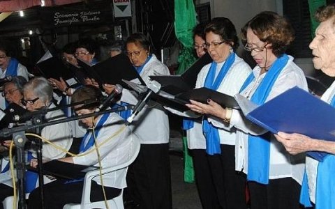 Coral da Terceira idade anima noite italiana