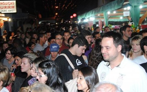 Turistas lotam ruas de Quiririm