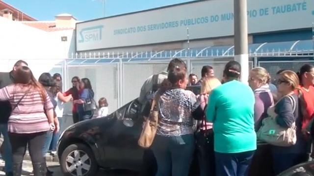 Professores municipais fazem manifestação na porta do sindicato