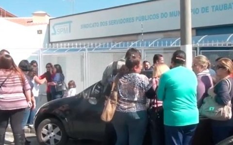 Professores municipais fazem manifestação na porta do sindicato