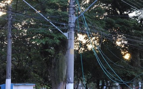 Caminhão provoca acidente e paralisa trânsito na região central