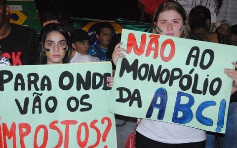 Prefeito recebe manifestantes para discutir melhorias 