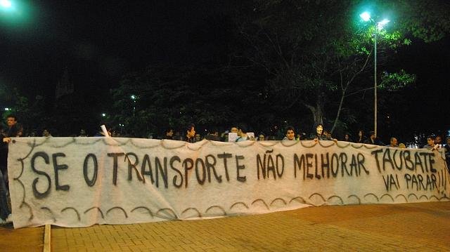 Segunda manifestação altera trajeto e volta a paralisar Dutra