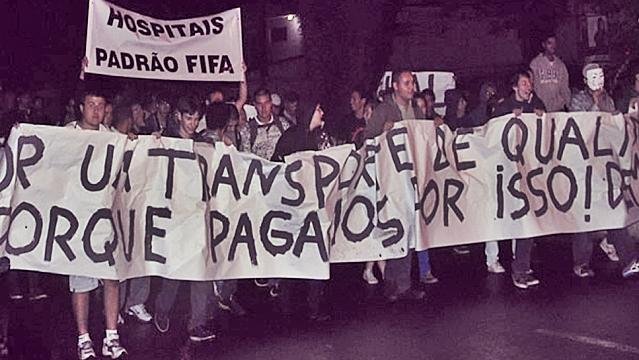 Mesmo com chuva, manifestantes protestam em Taubaté